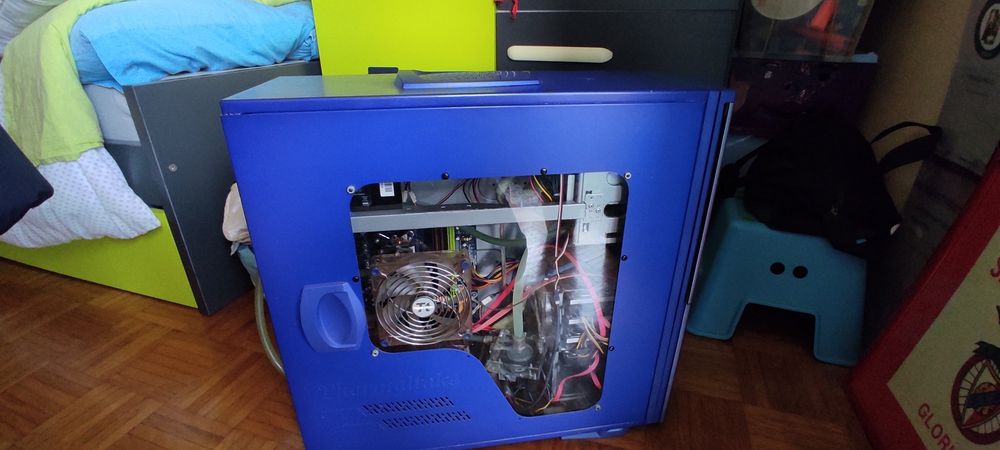 Torre watercooling + monitor