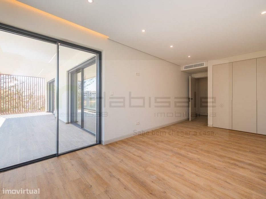 T2 com Terraço e Box em Condomínio de Luxo com Piscina, Ginásio e S...