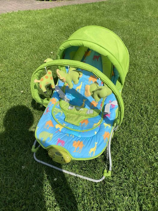 GRACO leżaczek zielony z muzyką w zwierzątka