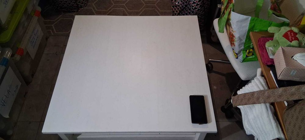 Mesa de centro da IKEA, cor branca, com prateleira inferior