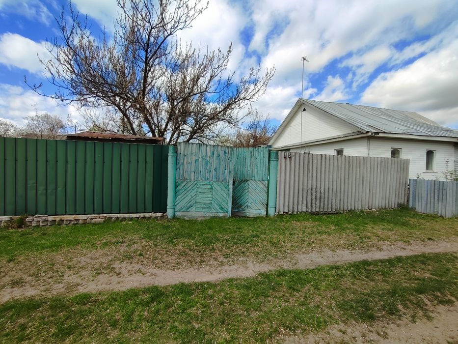 Продам пів будинку та 10 соток землі в Лазарівці