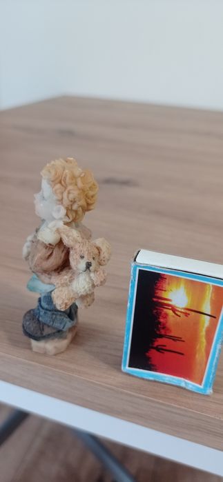 Figurka ceramiczna chlopczyk z misiem lub zajączkiem