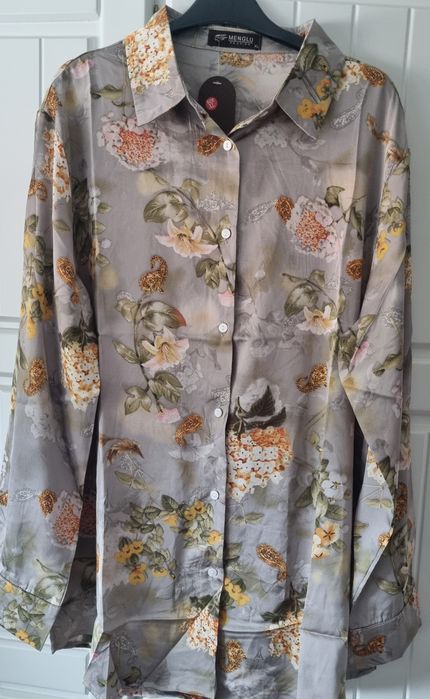 Camisa de manga comprida, acetinada, cinza com flores. XL