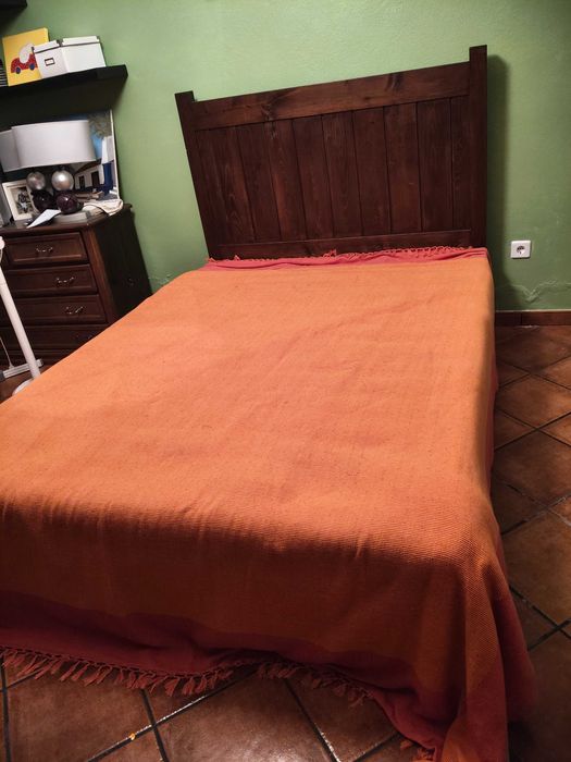 Cama de casal em madeira de carvalho