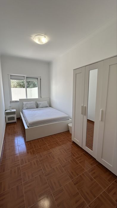Quarto para arrendamento, na Amora