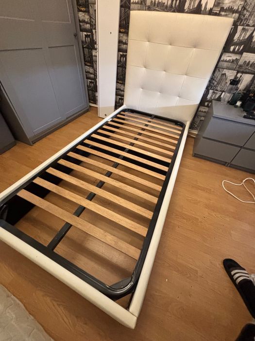 Cama com cabeceira estofada