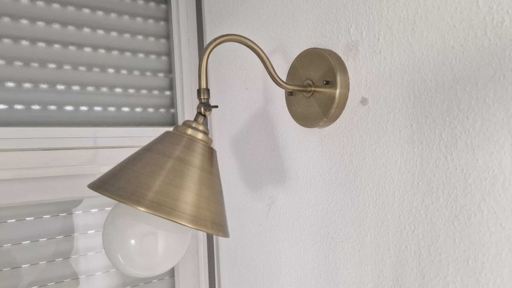 Aplique de parede dourado escovado