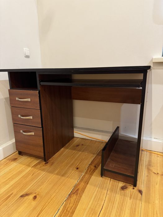 Офісний стіл з шухлядами та підставкою для ПК