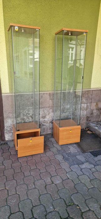 Szklana witryna z szufladami