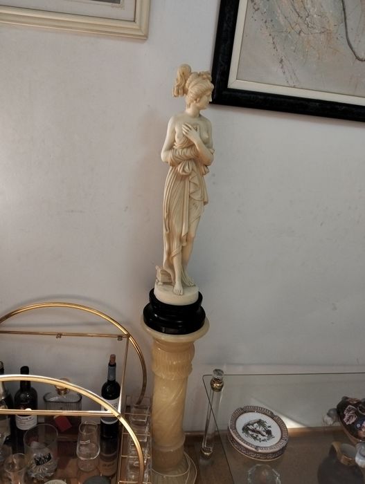 Dois candeeiros com estátuas e outro com  uma  cabeça de cavalo