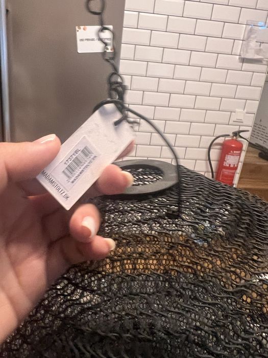 Luminária suspensa em metal preto da marca Madam Stoltz.