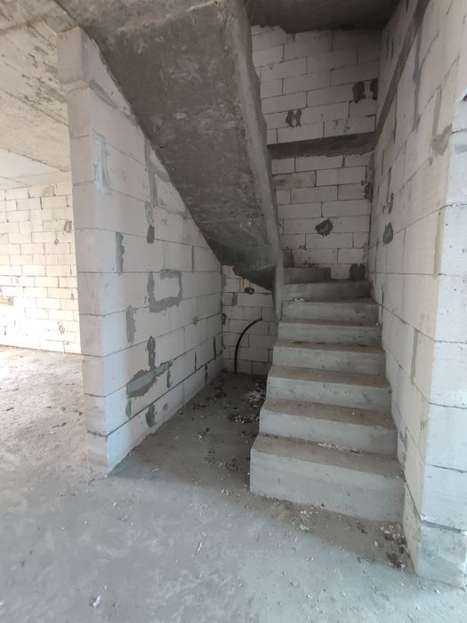 Крайній таун з великою ділянкою в центрі Бучі, дуже гарна тераса