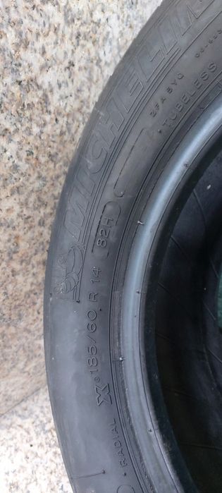 Pneus Michelin 185/60 R14 em muito bom estado