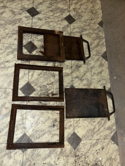 żeliwna zasuwa szyber szybra ze starej kuchni kaflowej