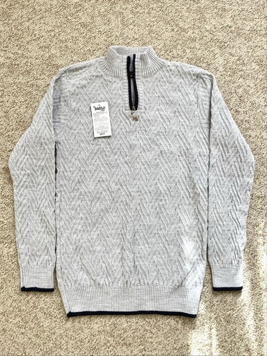 Светер на підлітка новий.