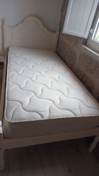 Cama de solteiro branca