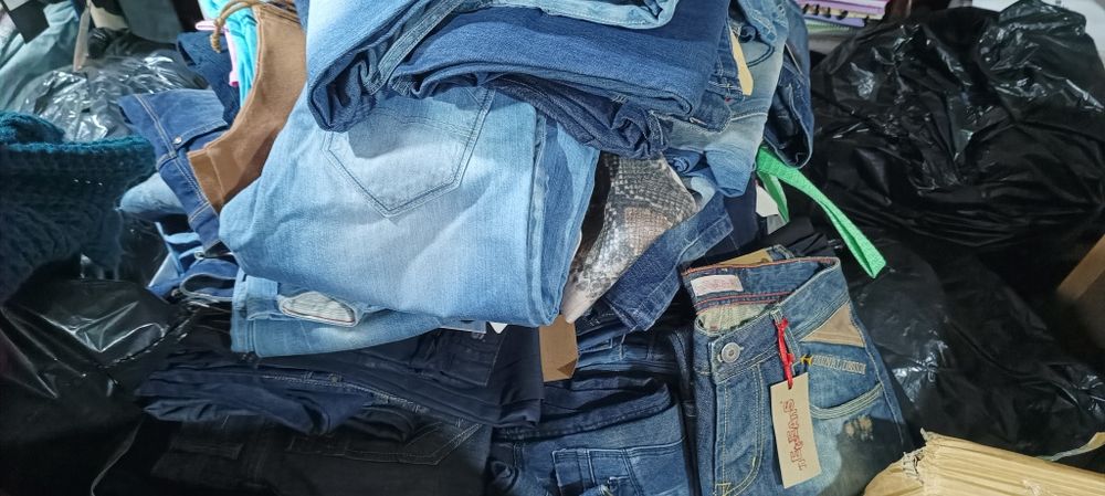Lote de roupa NOVA , com etiqueta - Aproximadamente 1000 peças