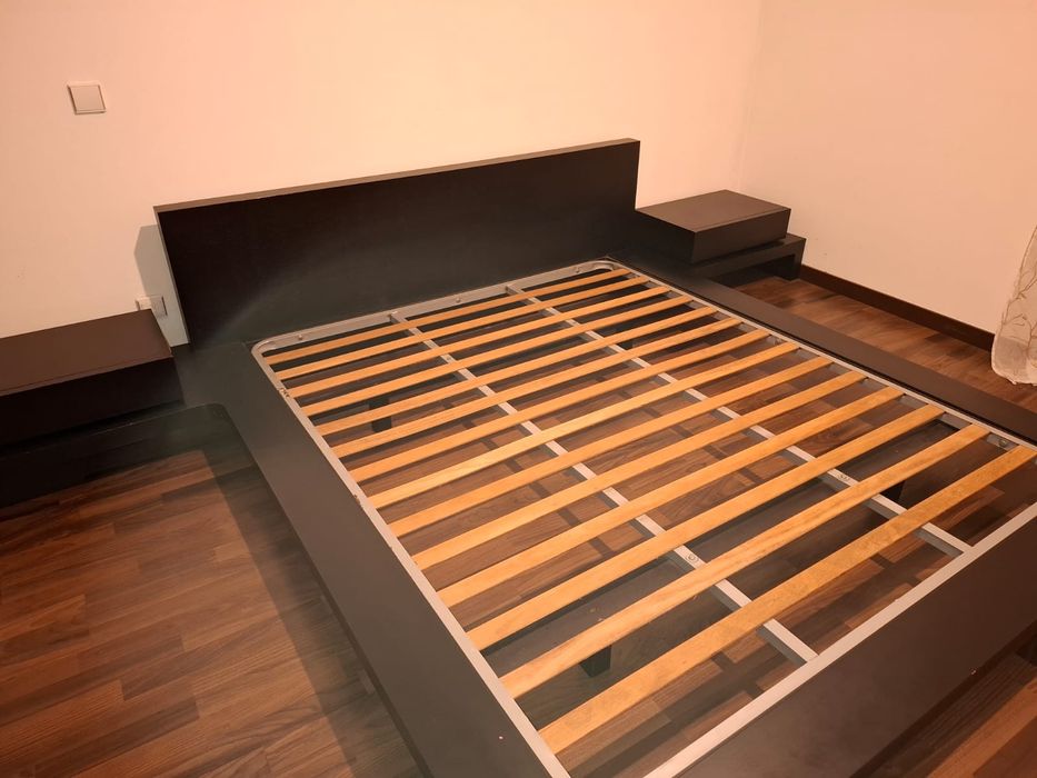 Cama king size com mesas cabeceira