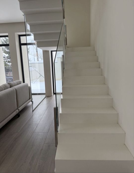 Продається сучасний будинок центр міста