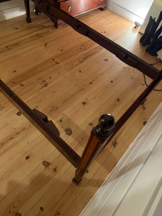 Mobília estilo inglês: cómoda, cama, mesa de cabeceira e cadeira