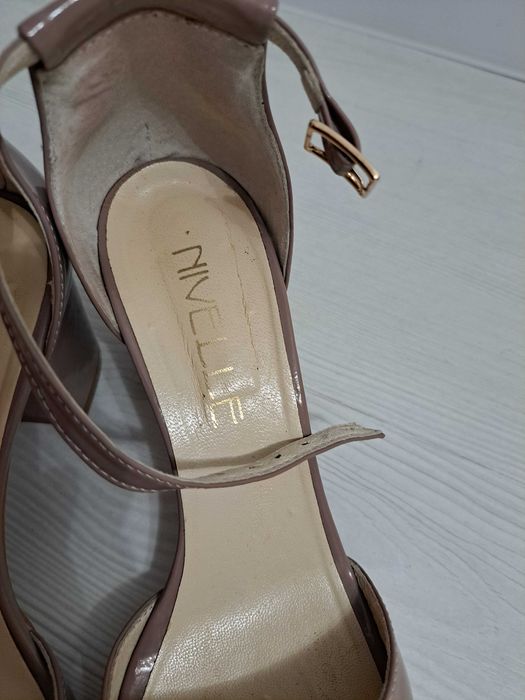 Туфлі   - босоніжки.