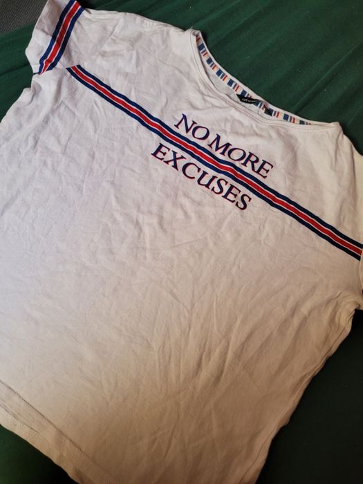 Koszulka t shirt bialy z napisami i lampasami
