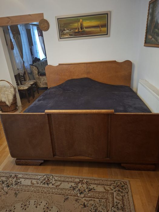 Duże stare łóżko dębowe