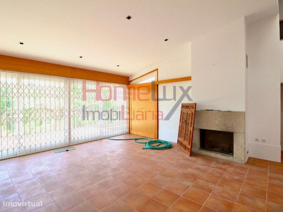 Moradia T4 de Arquitetura Distinta em Parada de Todeia (Paredes)