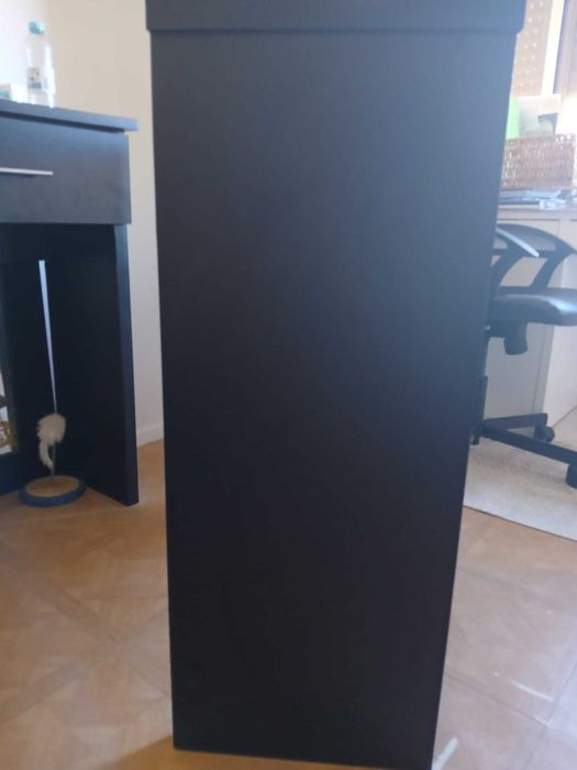 Móvel com duas prateleiras