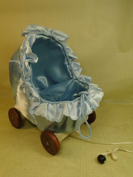 Коляска игрушеченая
