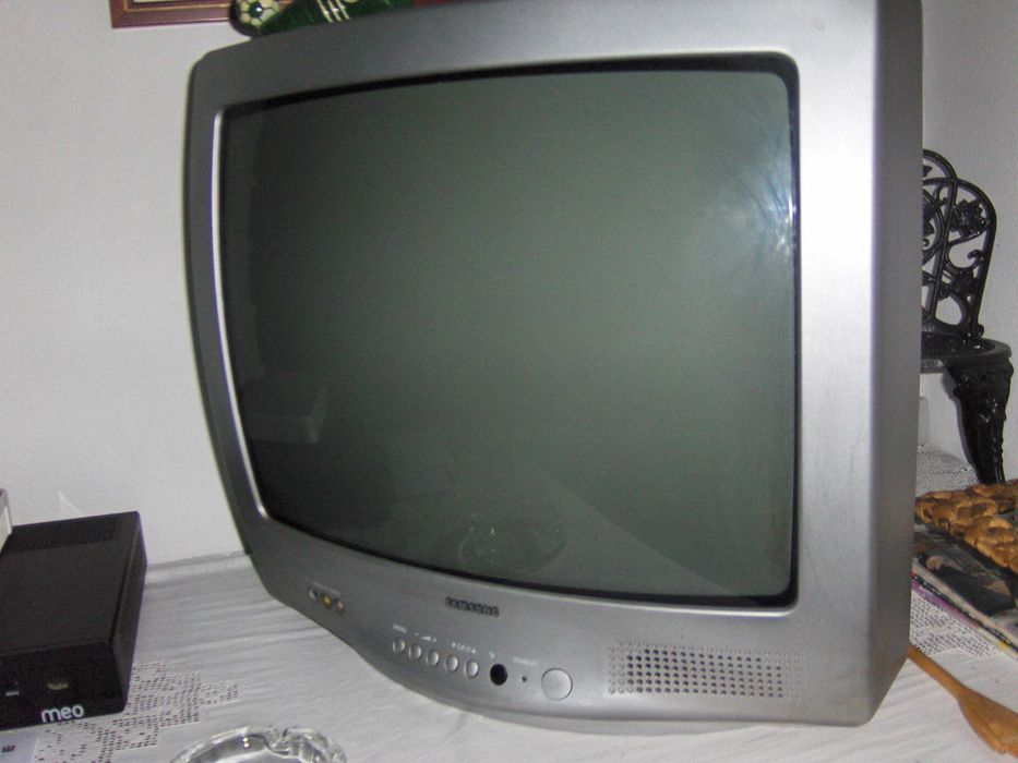 Televisão marca Samsung, com comando.