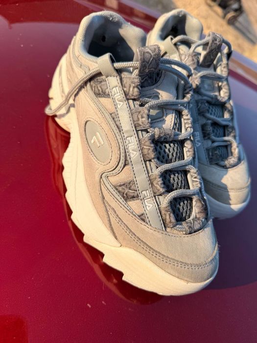 Оригінальні жіночі кросівки Fila . У відмінному стані