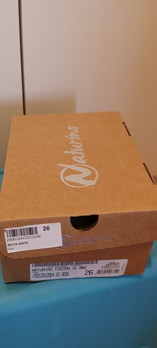 Botas em pele e sola flexível da marca Naturino. Tamanho 26.