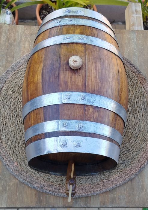 Pipa de aguardente muito antiga com suporte e torneira.