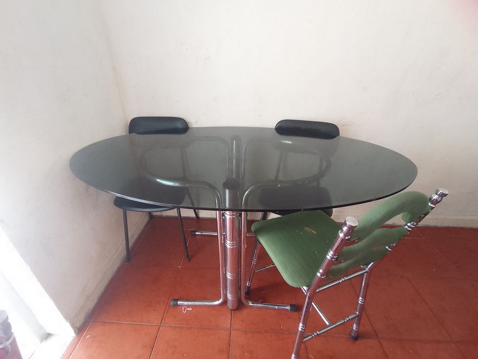 Mesa de vidro com apoio de ferro