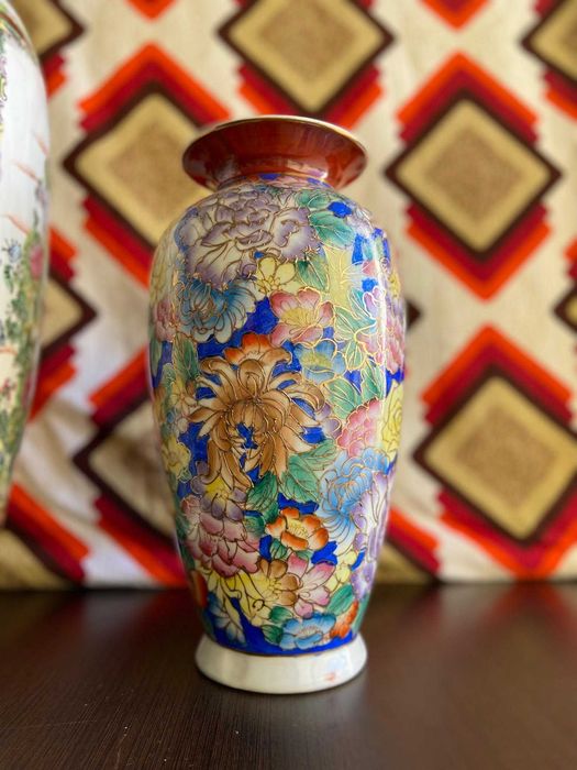 Hand-painted Chinese vases429814011250626562