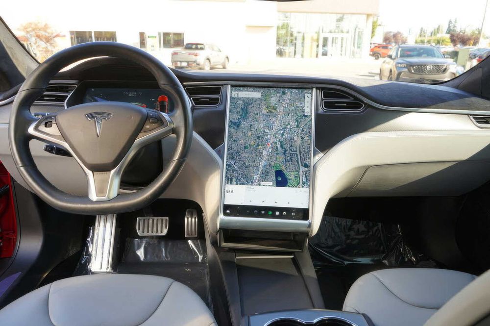 Tesla Model S P85D      2015