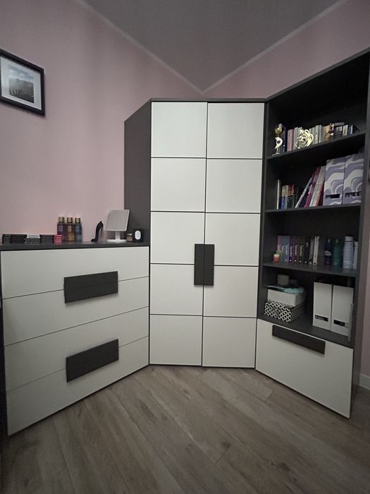 Sprzedam zestaw mebli mlodzieżowych.