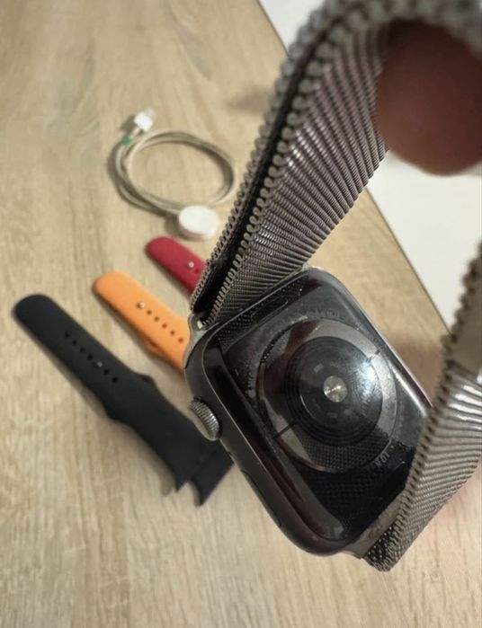 Apple Watch Series 4, plus 4 bracelets and charger