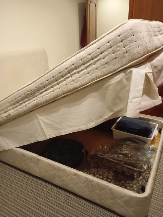 Cama (Sommier) com oferta de colchão