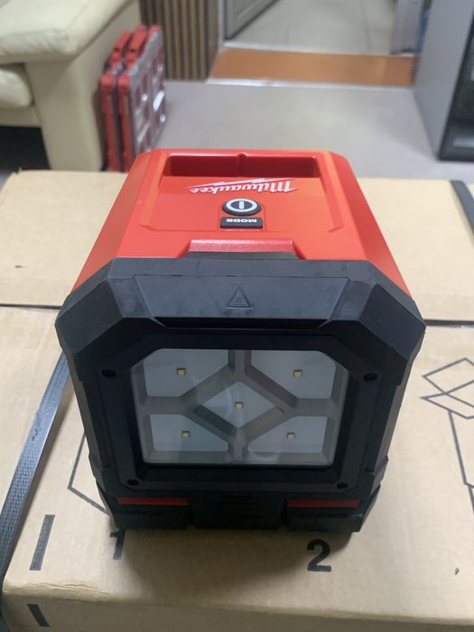 Акумуляторний ліхтар Milwaukee M18 PAL-0