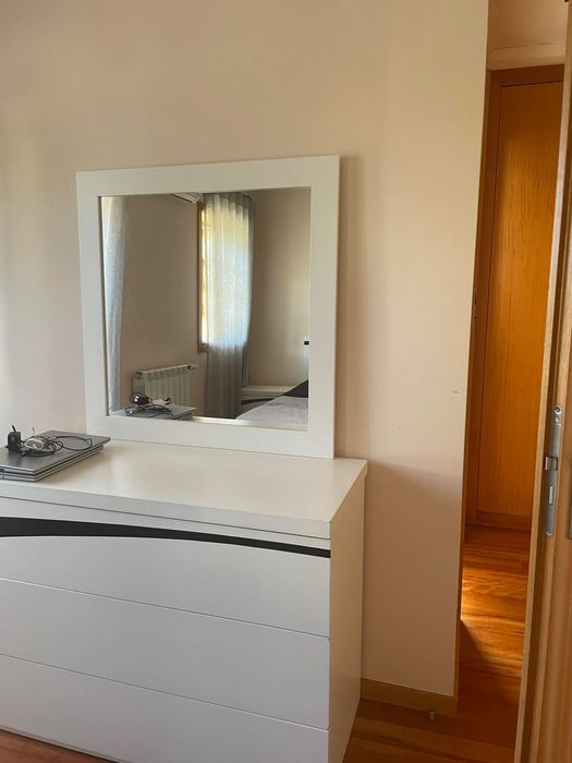 Conjunto de cama, colchão, mesa de cabeceira, comoda e espelho