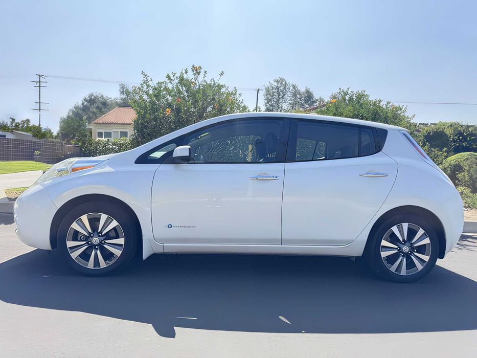 Nissan LEAF      2015