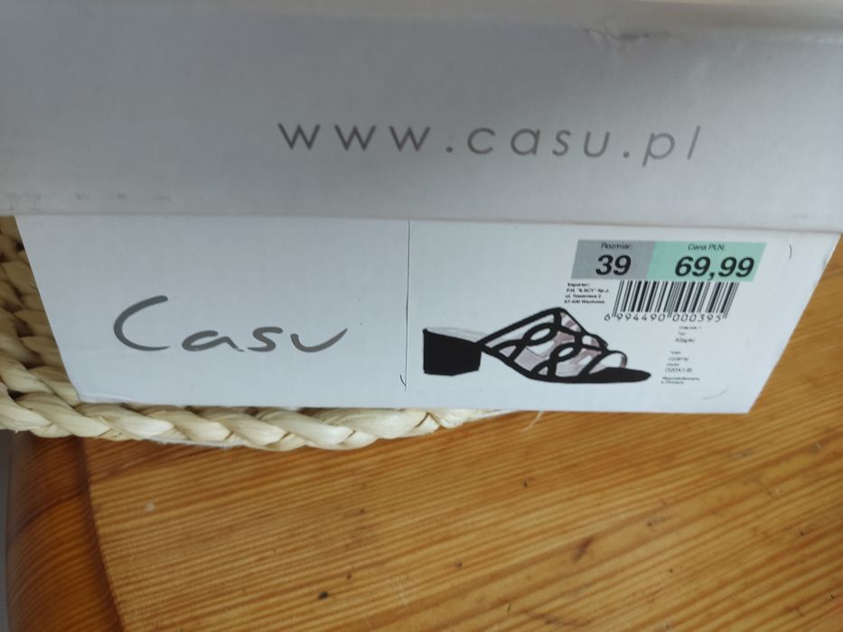 Sprzedam nowe klapki na szczupłą stopę