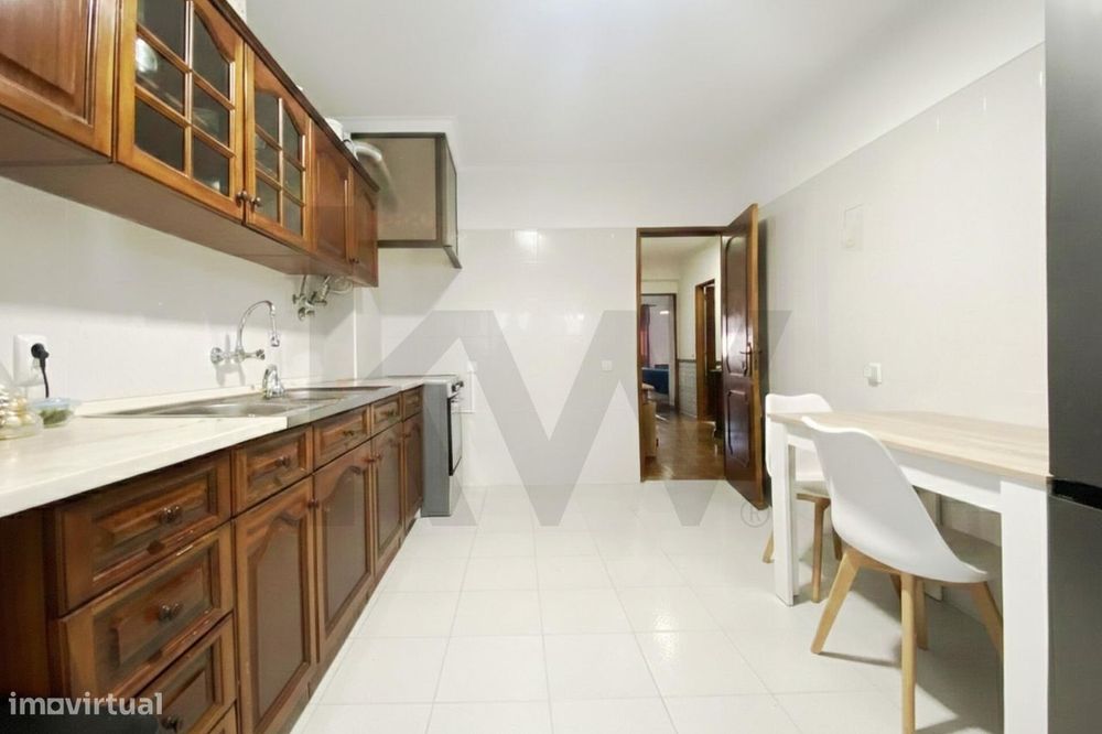 Espaçoso Apartamento T2 para venda no Casal da Ouressa em Mem Martins