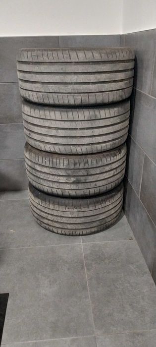 Pneus Pirelli PZero e Bridgestone r20