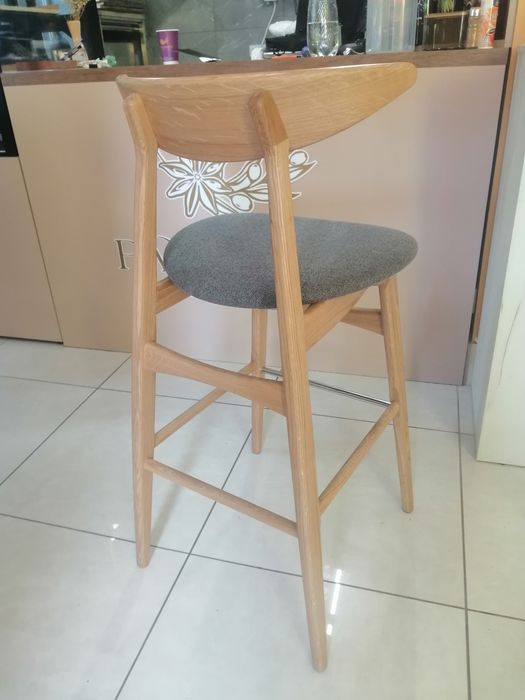 Продаю Барні стільці з дерева