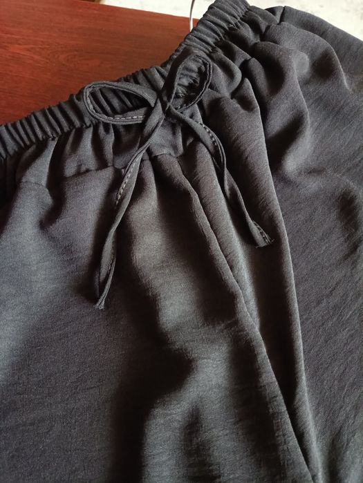 czarne lejące spodnie