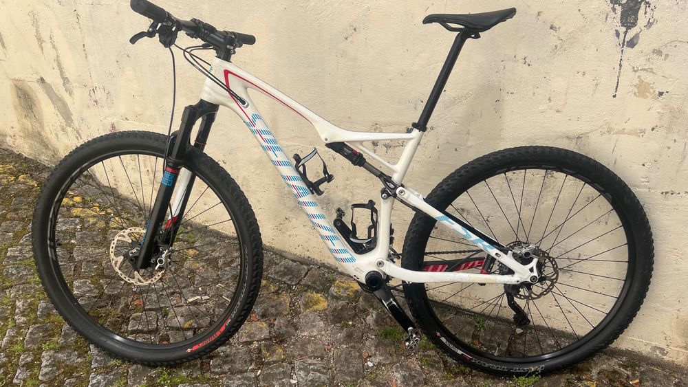 Bicicleta BTT Specialized suspensão total L