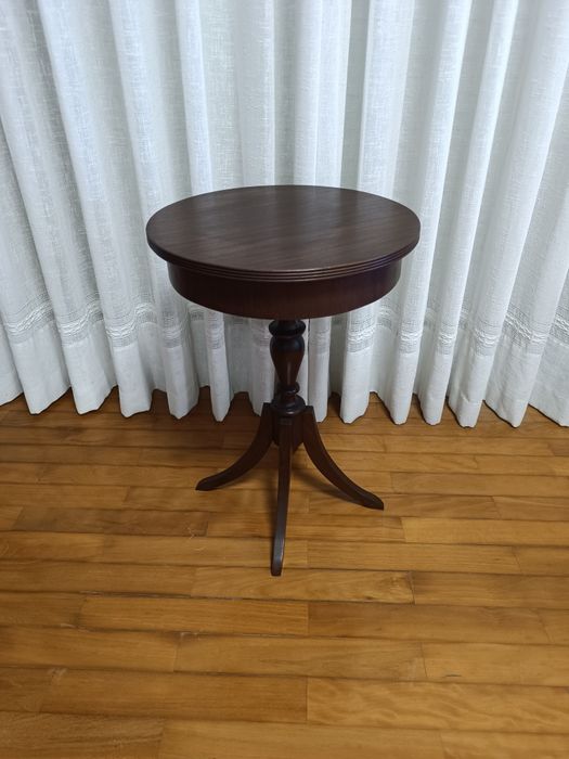 Magnífica mesa antiga de apoio restaurada estilo inglês em madeira de mogno
